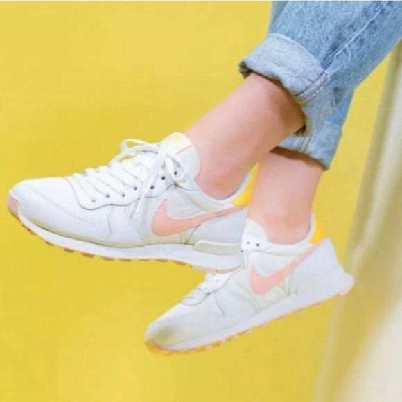 Nike Shoes - Nike internationalists shoes size 8.5 sporty athletic feminine colorful Y2K 90’s